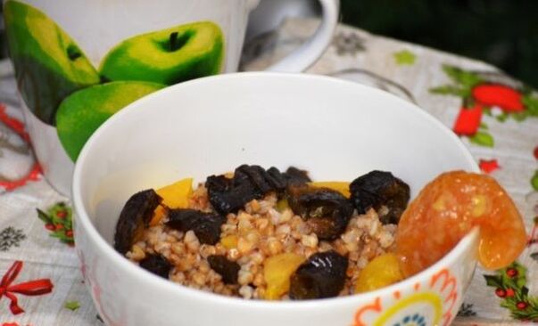 Buckwheat porridge with dried fruit